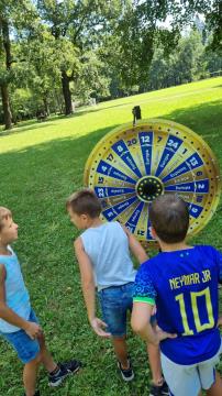 Razgibano, živahno, razigrano, počitniško, … (1)